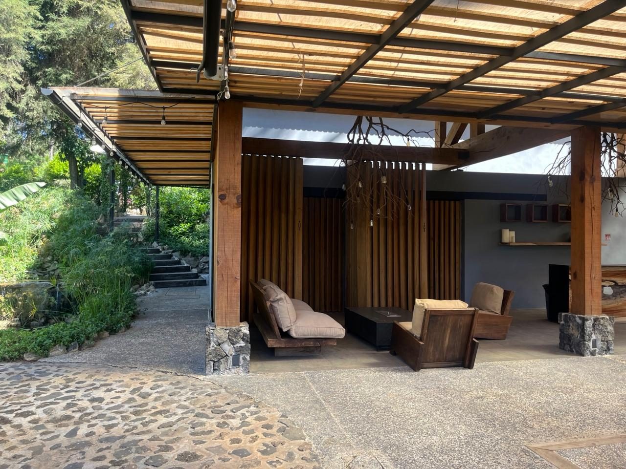 Terraza con pérgola de madera junto al jardín